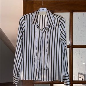 Button up blouse with tie